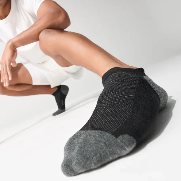 Feetures Women's Elite Low Cut Max Cushion Sock - Basic Black - Image 3